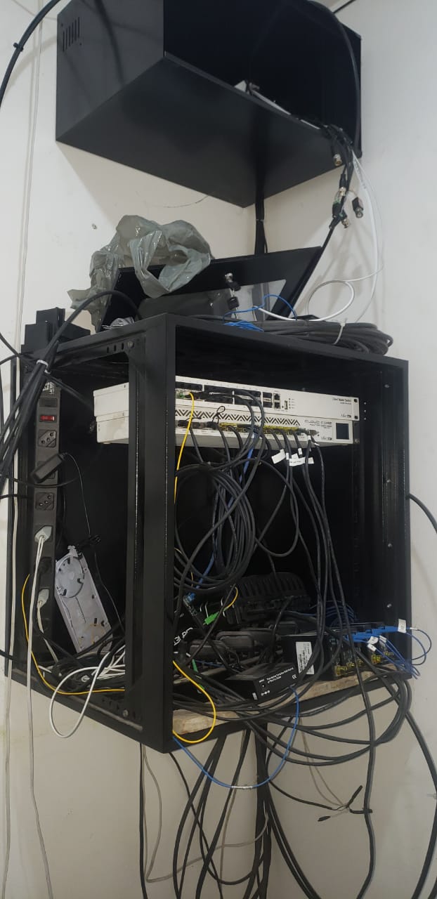 PM encontra rede clandestina de internet da milícia na Praça Seca