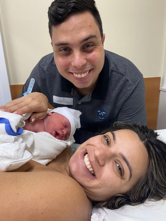 O recém-nascido Bento com os pais Anne Gabrielle Muniz e César Albuquerque
