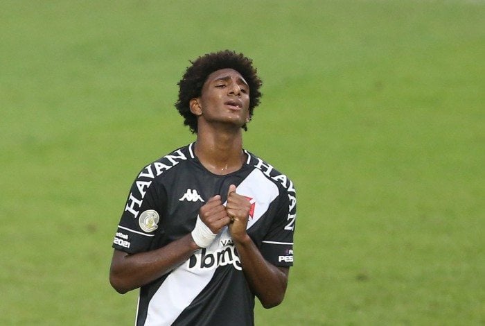 Vasco x Palmeiras jogam pela 20ª rodada do Campeonato Brasileiro 2020 no estádio de São Januário. O atacante Talles Magno (11) lamenta. 