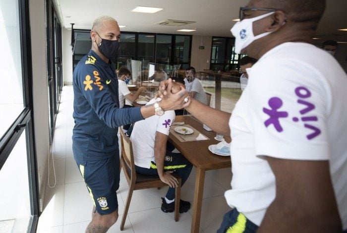 Em recuperação de uma lesão na coxa esquerda, Neymar será reavaliado pelo médico da seleção, Rodrigo Lasmar