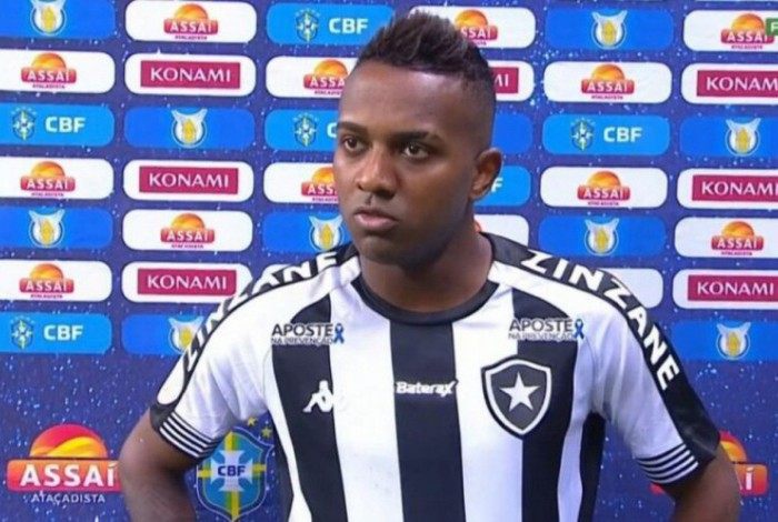 Kelvin reclama de arbitragem no jogo do Botafogo