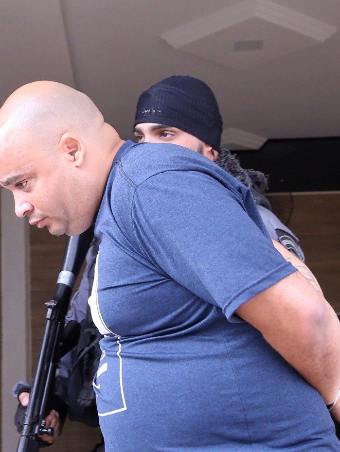 Polícia Civil e Ministério Público fazem operação contra a milícia de Magé. Na foto sendo preso em sua casa o  André Cosme da Costa Franco, vulgo André Careca, apontado como líder do grupo paramilitar.