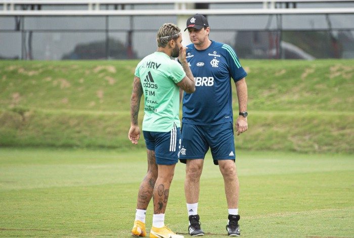 Em seu primeiro treino no Flamengo, técnico Rogério Ceni conversa com o atacante Gabigol