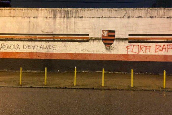 Muro do Flamengo é pichado