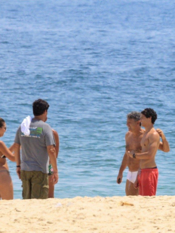 Renato Ga&uacute;cho posa com f&atilde;s em praia na Zona Sul do Rio na tarde de segunda-feira