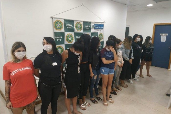 Polícia prendeu doze mulheres suspeitas de aplicarem golpes bancários na Maré, Zona Norte do Rio