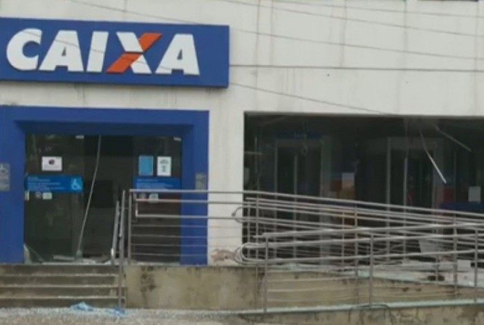 Bandidos explodem caixas eletrônicos de agência da Caixa Econômica Federal em Caxias
