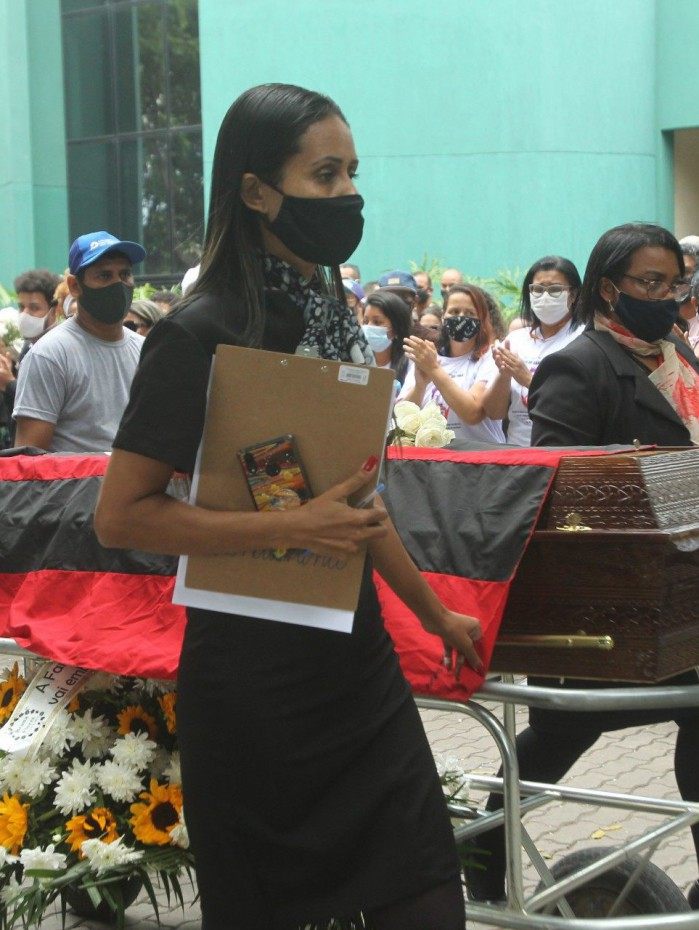 Amigos e parentes foram &agrave; cerim&ocirc;nia no Cemit&eacute;rio da Penit&ecirc;ncia