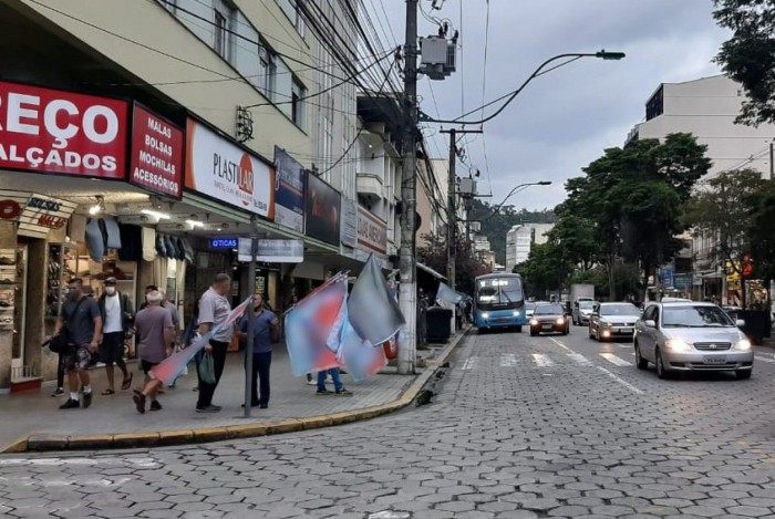 Bandeiras de diferentes candidatos foram agitadas na Avenida Alberto Braune nesta sexta-feira, 13