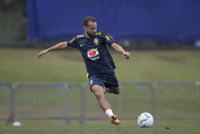 Everton Ribeiro no treino da Seleção Brasileira na Granja Comary 11-11. 