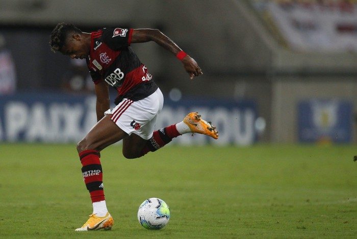 Aos 44, Bruno Henrique ganhou na corrida da zaga adversária, ficou cara a cara com Jean e marcou