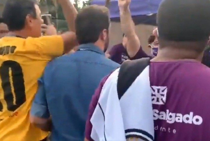 Opositores vibram juntos com gol de Cano