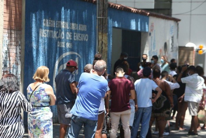 Escola na Rua dos Inválidos, no Centro: fila, mas votação sem demora