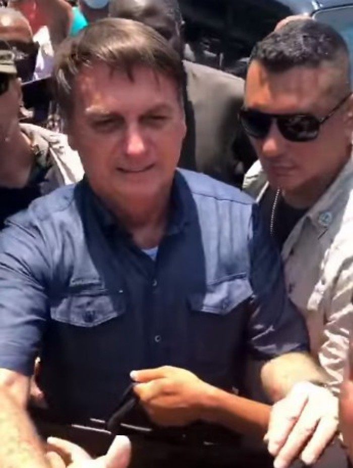 Bolsonaro cumprimentou diversos apoiadores com as mãos