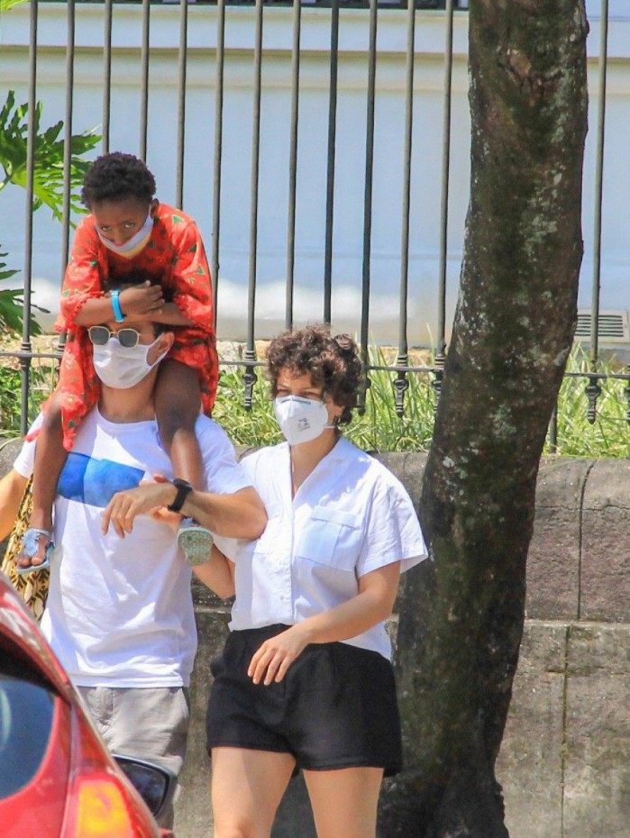 Leandra Leal, o namorado Guilherme Burgos e a filha Julia 