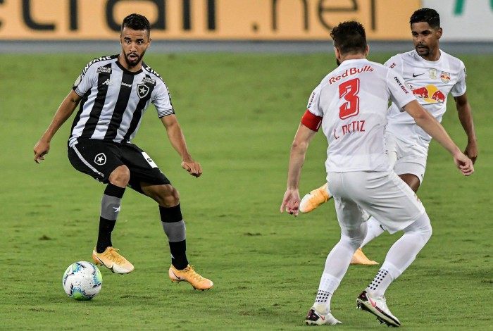 O volante Caio Alexandre tenta levar o Alvinegro ao ataque