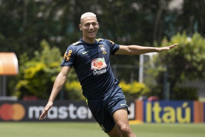 Richarlison se diverte no último treino da Seleção em 2020