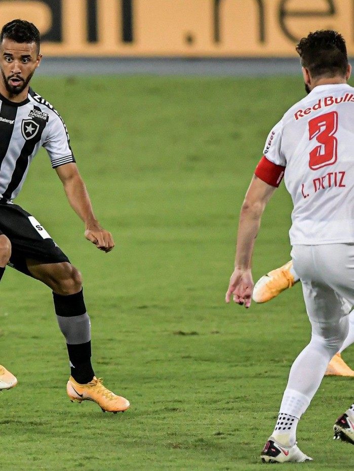 O volante Caio Alexandre tenta levar o Alvinegro ao ataque