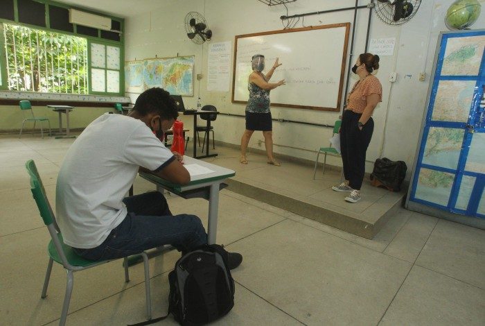 O estudante Hugo Leandro Victorino foi único a comparecer à Escola Municipal Orsina da Fonseca, na Tijuca, para a aula das 8h30