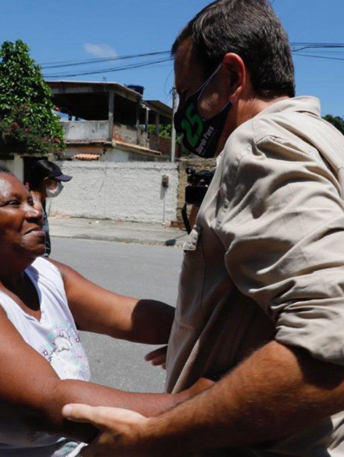 Eduardo Paes caminhou pelo Retiro dos Motoristas, em Guaratiba