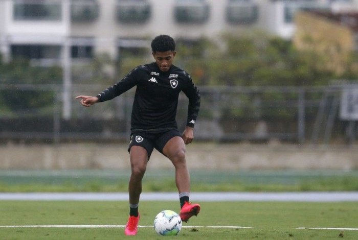 Warley em ação no treino do Botafogo