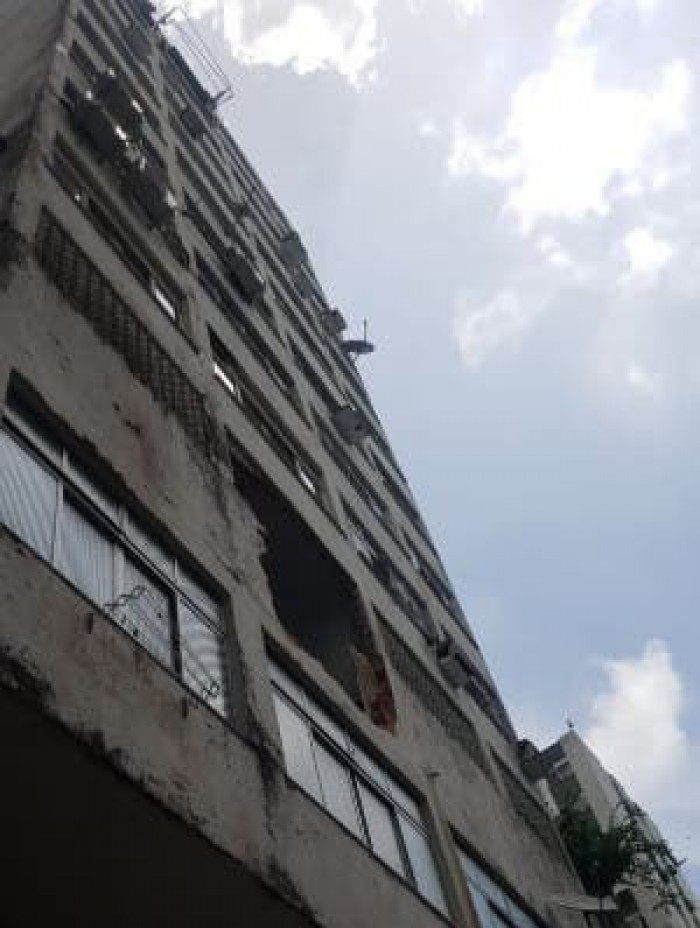 Carro atravessou muro de concreto