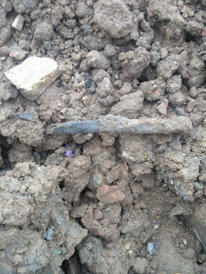 Morro de detritos e terra na área externa ao Cemitério de Campo Grande, na Zona Oeste do Rio