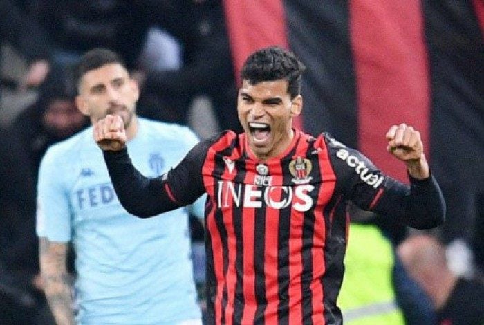 Danilo Barbosa atuando com a camisa do Nice