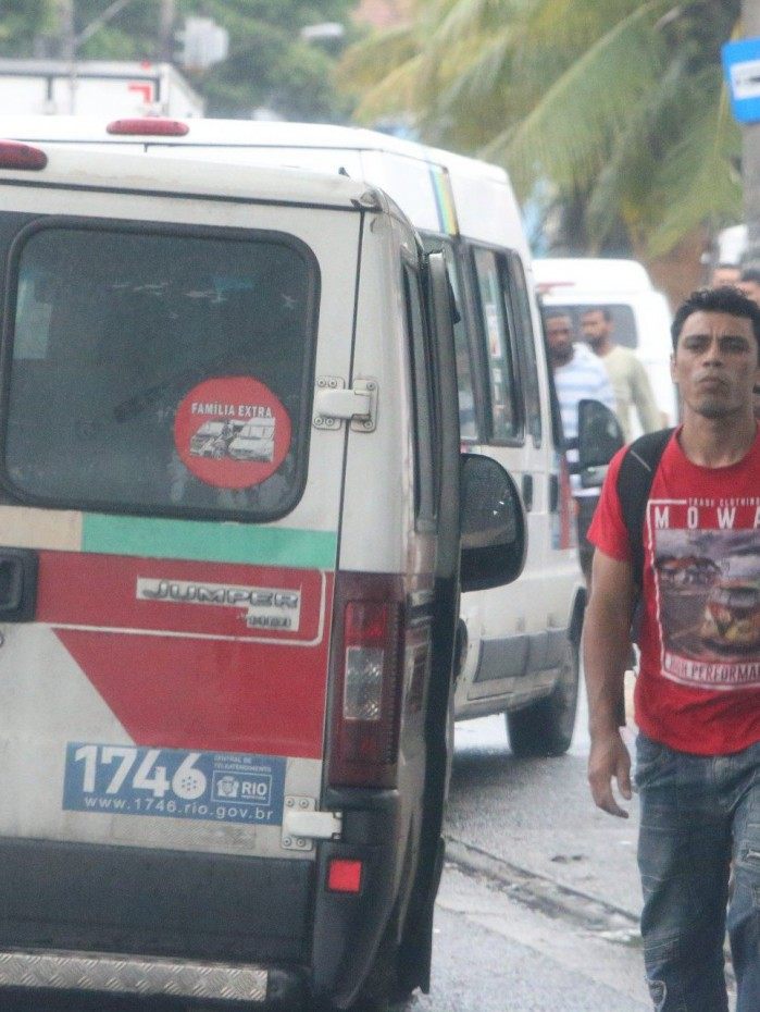 Vans ocupam pontos de ônibus em Santa Cruz.