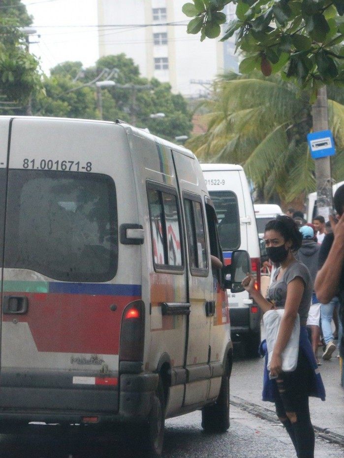 Vans ocupam pontos de ônibus em Santa Cruz.