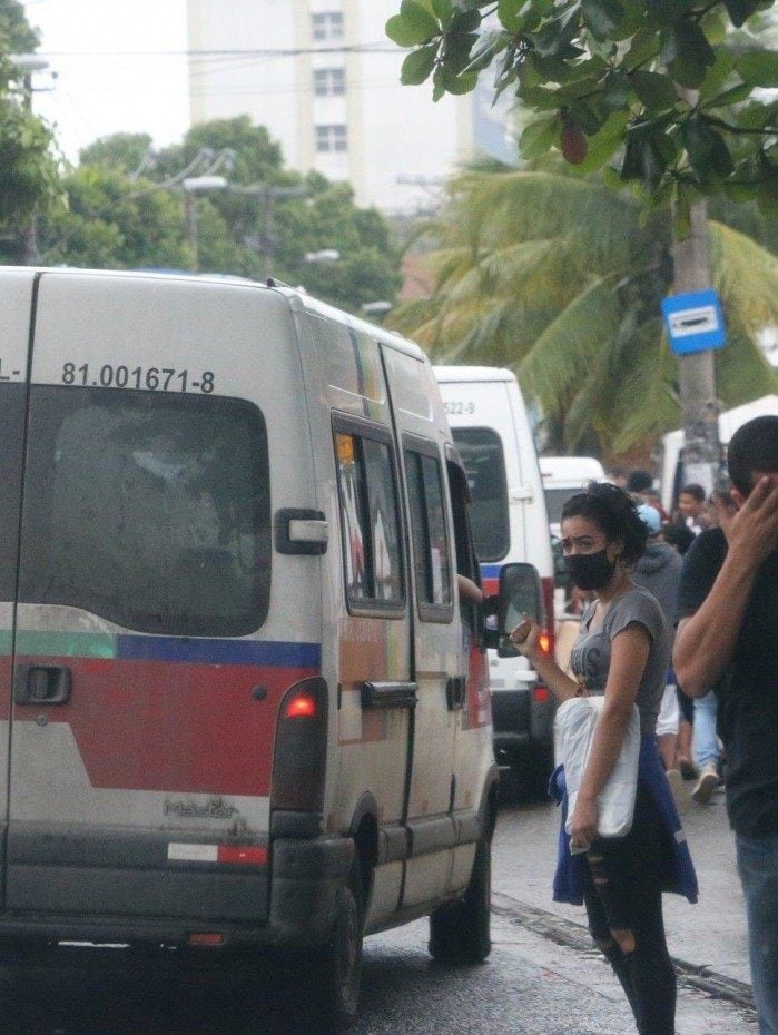 Vans ocupam pontos de ônibus em Santa Cruz. - Daniel Castelo Branco