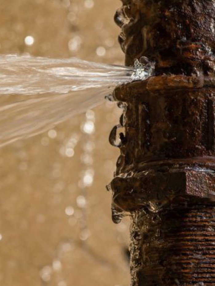 CEDAE realiza reparo emergencial de vazamento de água em tubulação de Meriti