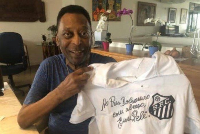 Pelé autografa camisa para Presidente Jair Bolsonaro