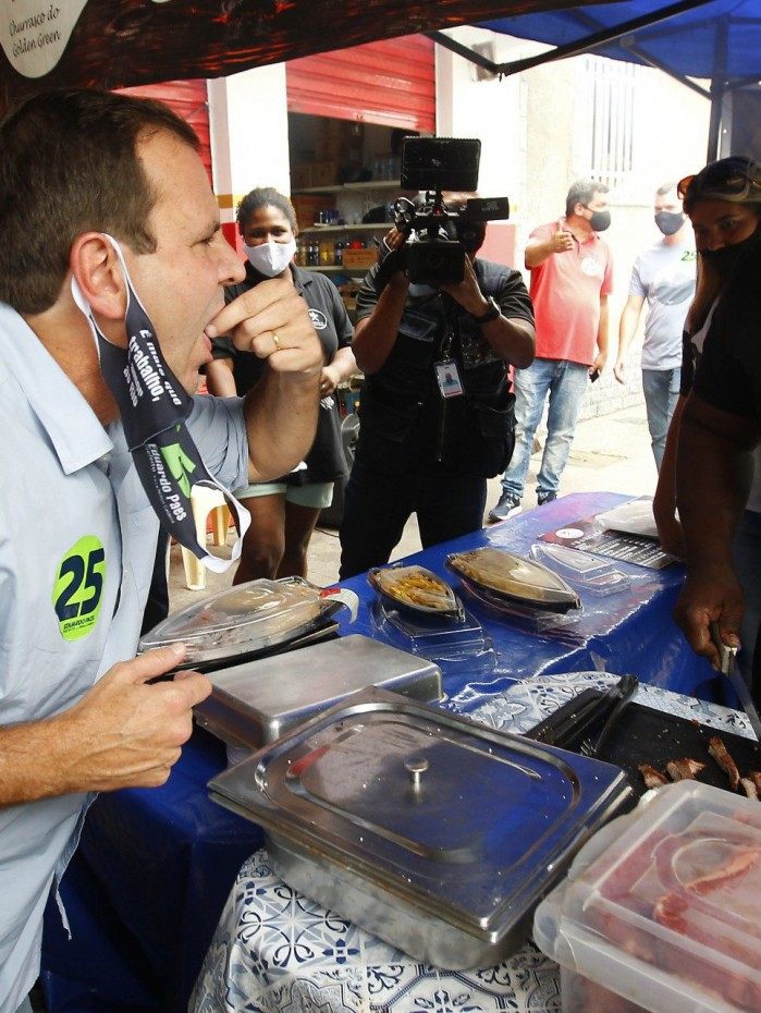 O candidato à Prefeitura do Rio faz corpo a corpo com eleitores em Quintino. Foto: Luciano Belford/Agencia O Dia