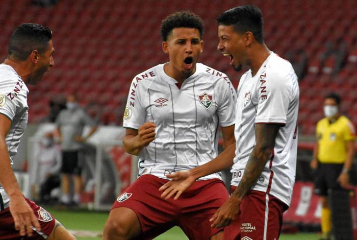 Lucca comemorando gol