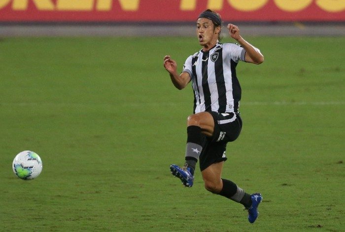 Botafogo joga mal mais uma vez, perde para o Fortaleza e se afunda na zona de rebaixamento
