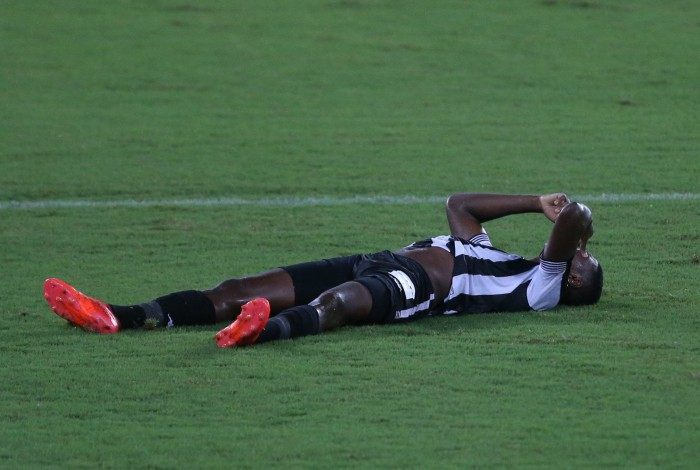 Botafogo joga mal mais uma vez, perde para o Fortaaleza e se afunda na zona de rebaixamento
