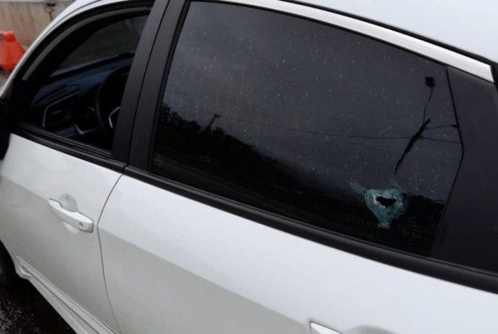 Um dos tiros entrou pelo vidro lateral traseiro do carro do casal 