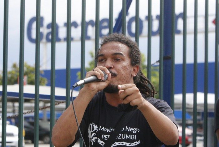Gabriel Montsho, de 20 anos, integra o Movimento Negro Perifa Zumbi e foi um dos líderes da manifestação pacífica no Carrefour de Duque de Caxias
