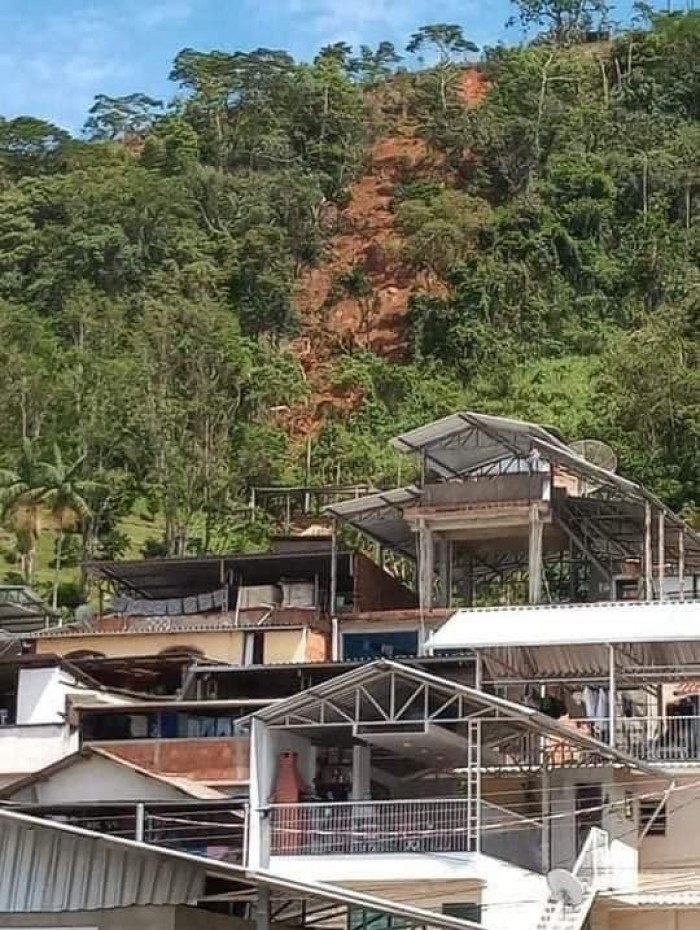 Instabilidade da encosta coloca em risco cerca de 70 casas
