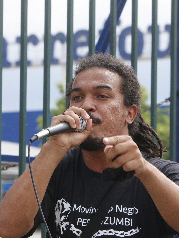 Gabriel Montsho, de 20 anos, integra o Movimento Negro Perifa Zumbi e foi um dos l&iacute;deres da manifesta&ccedil;&atilde;o pac&iacute;fica no Carrefour de Duque de Caxias
