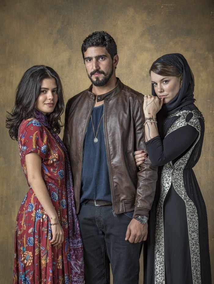 O casal Laila e Jamil e a vilã Dalila da novela 'Órfãos da Terra' - Paulo Belote / TV Globo