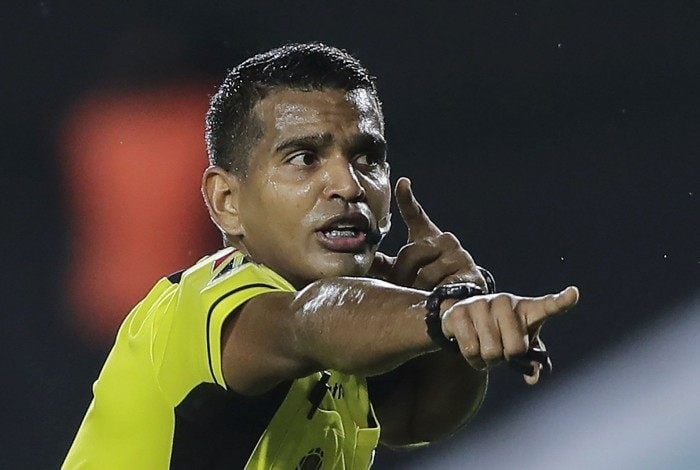 Venezuelan referee Alexis Herrera conducts the closed-door Copa Libertadores round before the quarterfinals football match between Argentina's Racing and Brazil's Flamengo, at the Presidente Peron stadium in Avellaneda, Buenos Aires Province, Argentina, on November 24, 2020. (Photo by Juan Ignacio RONCORONI / POOL / AFP)