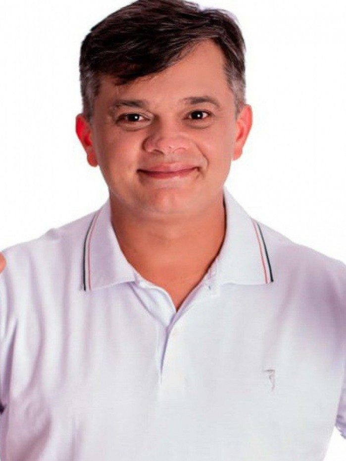 Mais votado no primeiro turno com 31,36%, o petista - que teve o apoio dos prefeitos de Maric&aacute; e Niter&oacute;i durante toda a campanha - agora recebe o aval do PCdoB gon&ccedil;alense