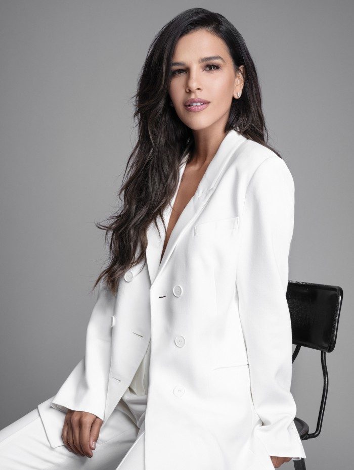 Mariana Rios lan&ccedil;a o livro 'Basta Sentir', em que fala sobre sua hist&oacute;ria e revela seu m&eacute;todo para alcan&ccedil;ar seus objetivos