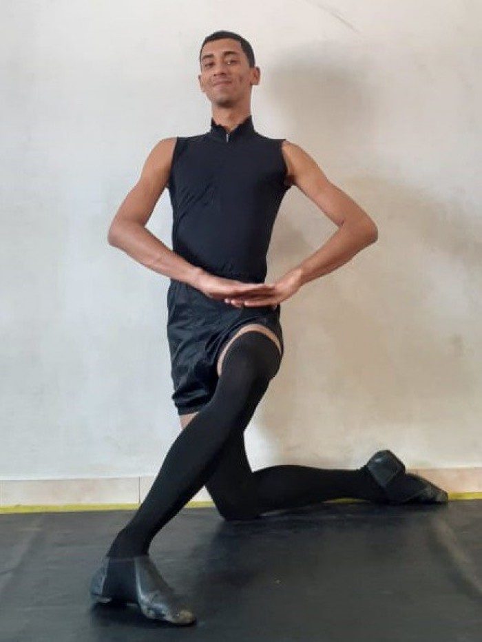 Matheus, o professor: com apenas 24 anos, já é multiplicador da disciplina exigida pelos rigores do balé clássico