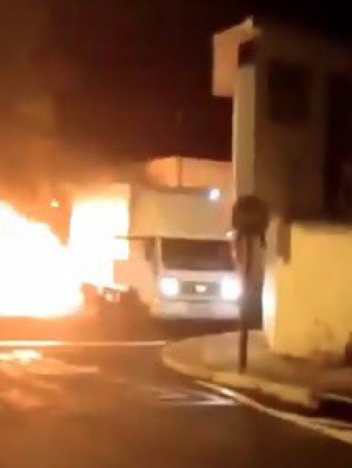 Ve&iacute;culos foram incendiados para tentar impedir a chegada da pol&iacute;cia ao local. 
