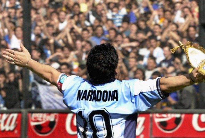 (FILES) In this file photo taken on November 09, 2001 Argentinian football star Diego Maradona greets the public in the 