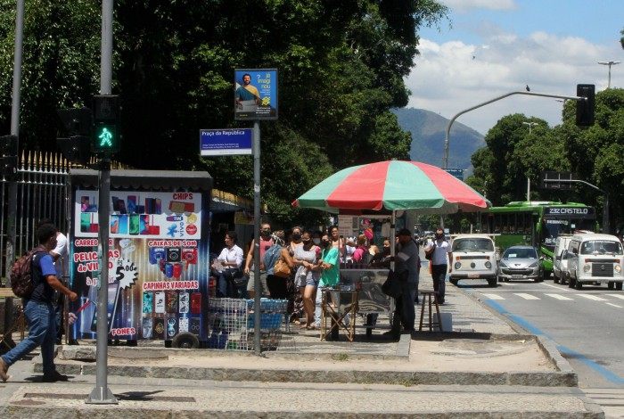 Abandono da Cidade - Ambulantes ocupam calçadas impedindo o livre trânsito de pedestres na calçada do Campo de Santana, na Avenida Presidente Vargas, no Centro.