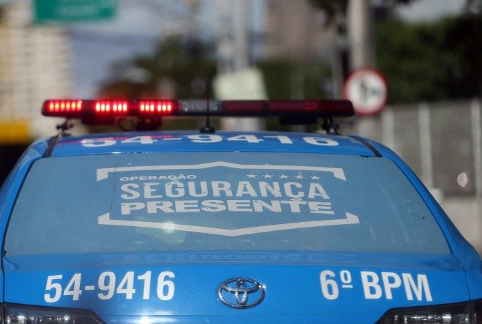Policiais foram alertados via rádio sobre uma dupla em uma motocicleta assaltando pedestres